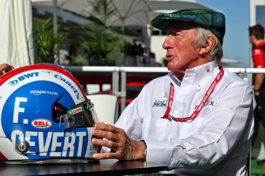 Jackie Stewart (GBR) with the helmet of Pierre Gasly (FRA) Alpine F1 Team.
20.10.2023. Formula 1 World Championship, Rd 19, United States Grand Prix, Austin, Texas, USA, Qualifying Day
- www.xpbimages.com, EMail: requests@xpbimages.com © Copyright: Moy / XPB Images