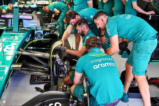 Lance Stroll (CDN) Aston Martin F1 Team AMR23 in the pits with a brake issue.
20.10.2023. Formula 1 World Championship, Rd 19, United States Grand Prix, Austin, Texas, USA, Qualifying Day
- www.xpbimages.com, EMail: requests@xpbimages.com © Copyright: Batchelor / XPB Images