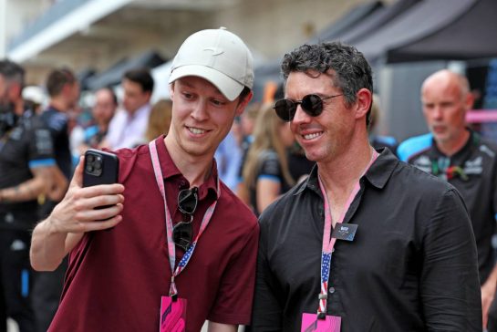 Rory McIlroy (GBR) Professional Golfer and Otro Capital Alpine F1 Team Investor with a fan.
21.10.2023. Formula 1 World Championship, Rd 19, United States Grand Prix, Austin, Texas, USA, Sprint Day.
- www.xpbimages.com, EMail: requests@xpbimages.com © Copyright: Moy / XPB Images