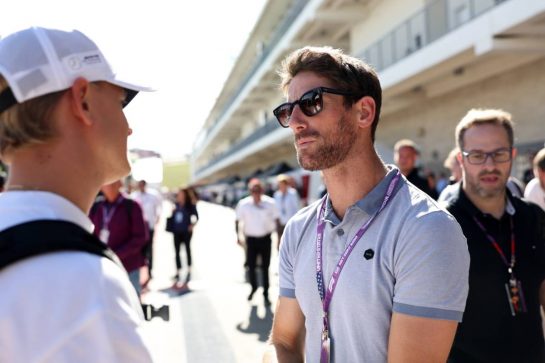 Romain Grosjean (FRA) with Mick Schumacher (GER) Mercedes AMG F1 Reserve Driver.
21.10.2023. Formula 1 World Championship, Rd 19, United States Grand Prix, Austin, Texas, USA, Sprint Day.
- www.xpbimages.com, EMail: requests@xpbimages.com © Copyright: Rew / XPB Images