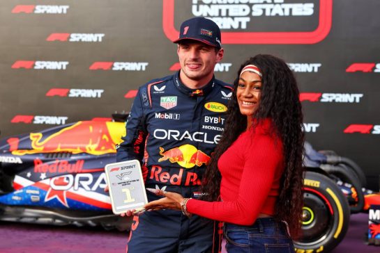 Winner Max Verstappen (NLD) Red Bull Racing in Sprint parc ferme with Sha'Carri Richardson (USA) Athlete.
21.10.2023. Formula 1 World Championship, Rd 19, United States Grand Prix, Austin, Texas, USA, Sprint Day.
- www.xpbimages.com, EMail: requests@xpbimages.com © Copyright: Batchelor / XPB Images