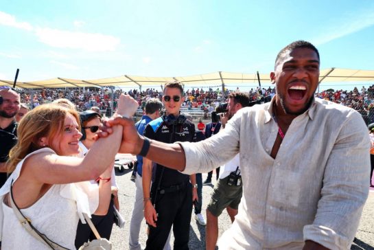 (L to R): Geri Horner (GBR) Singer with Anthony Joshua (GBR) Boxer and Otro Capital Alpine F1 Team Investor on the grid.
22.10.2023. Formula 1 World Championship, Rd 19, United States Grand Prix, Austin, Texas, USA, Race Day.
- www.xpbimages.com, EMail: requests@xpbimages.com © Copyright: Coates / XPB Images