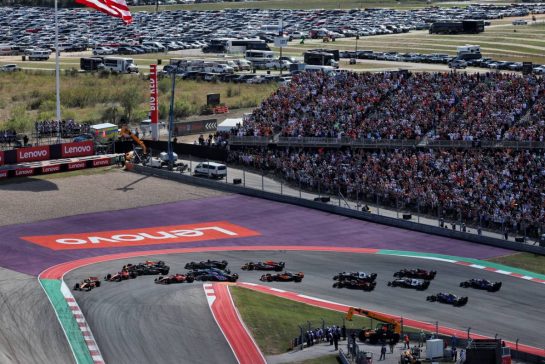 Lando Norris (GBR) McLaren MCL60 leads at the start of the race.
22.10.2023. Formula 1 World Championship, Rd 19, United States Grand Prix, Austin, Texas, USA, Race Day.
- www.xpbimages.com, EMail: requests@xpbimages.com © Copyright: Rew / XPB Images