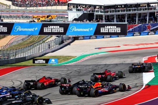 Max Verstappen (NLD) Red Bull Racing RB19 and Lewis Hamilton (GBR) Mercedes AMG F1 W14 at the start of the race.
22.10.2023. Formula 1 World Championship, Rd 19, United States Grand Prix, Austin, Texas, USA, Race Day.
- www.xpbimages.com, EMail: requests@xpbimages.com © Copyright: Batchelor / XPB Images