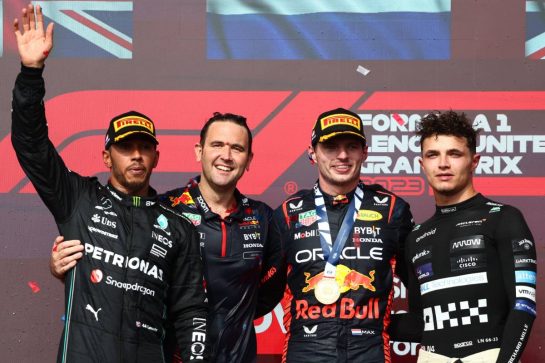 1st place Max Verstappen (NLD) Red Bull Racing RB19, with John Hammond (GBR) Red Bull Racing Physiotherapist, 2nd place Lewis Hamilton (GBR) Mercedes AMG F1 W14 and 3rd place Lando Norris (GBR) McLaren.
22.10.2023. Formula 1 World Championship, Rd 19, United States Grand Prix, Austin, Texas, USA, Race Day.
- www.xpbimages.com, EMail: requests@xpbimages.com © Copyright: Batchelor / XPB Images