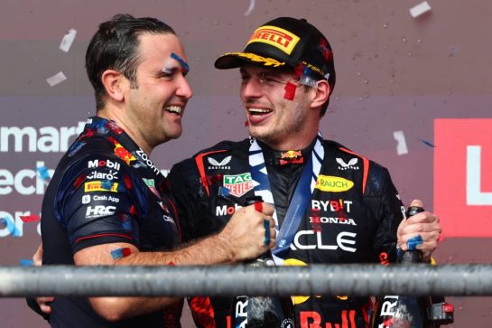 John Hammond (GBR) Red Bull Racing Physiotherapist and 1st place Max Verstappen (NLD) Red Bull Racing.
22.10.2023. Formula 1 World Championship, Rd 19, United States Grand Prix, Austin, Texas, USA, Race Day.
- www.xpbimages.com, EMail: requests@xpbimages.com © Copyright: Batchelor / XPB Images