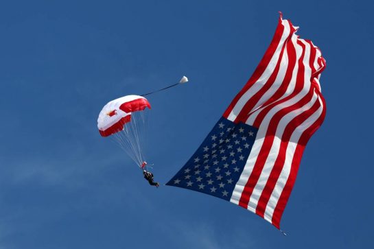 Circuit atmosphere - parachutist with USA flag.
22.10.2023. Formula 1 World Championship, Rd 19, United States Grand Prix, Austin, Texas, USA, Race Day.
- www.xpbimages.com, EMail: requests@xpbimages.com © Copyright: Moy / XPB Images