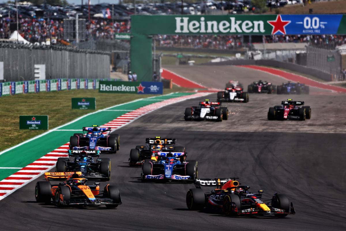 (L to R): Oscar Piastri (AUS) McLaren MCL60 and Max Verstappen (NLD) Red Bull Racing RB19 battle for position. 22.10.2023. Formula 1 World Championship, Rd 19, United States Grand Prix, Austin, Texas, USA, Race Day. - www.xpbimages.com, EMail: requests@xpbimages.com © Copyright: Coates / XPB Images