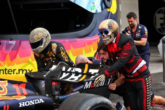 Red Bull Racing practices a pit stop with Day of the Dead Skeleton and Mario Achi (MEX).
26.10.2023. Formula 1 World Championship, Rd 20, Mexican Grand Prix, Mexico City, Mexico, Preparation Day.
- www.xpbimages.com, EMail: requests@xpbimages.com © Copyright: Coates / XPB Images