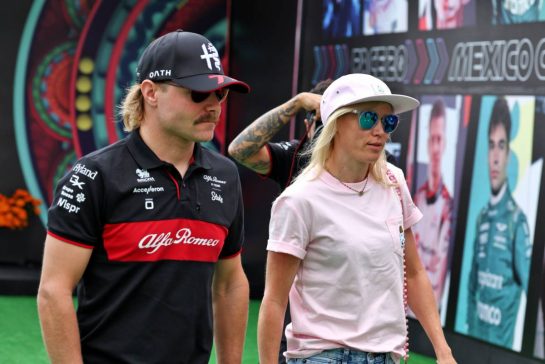 Valtteri Bottas (FIN) Alfa Romeo F1 Team with his girlfriend Tiffany Cromwell (AUS) Professional Cyclist.
27.10.2023. Formula 1 World Championship, Rd 20, Mexican Grand Prix, Mexico City, Mexico, Practice Day.
- www.xpbimages.com, EMail: requests@xpbimages.com © Copyright: Moy / XPB Images
