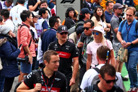 Valtteri Bottas (FIN) Alfa Romeo F1 Team with his girlfriend Tiffany Cromwell (AUS) Professional Cyclist.
27.10.2023. Formula 1 World Championship, Rd 20, Mexican Grand Prix, Mexico City, Mexico, Practice Day.
- www.xpbimages.com, EMail: requests@xpbimages.com © Copyright: Coates / XPB Images