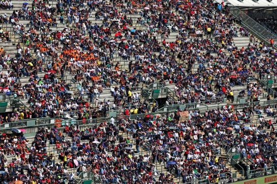 Circuit atmosphere - fans in the grandstand.
28.10.2023. Formula 1 World Championship, Rd 20, Mexican Grand Prix, Mexico City, Mexico, Qualifying Day.
- www.xpbimages.com, EMail: requests@xpbimages.com © Copyright: Moy / XPB Images