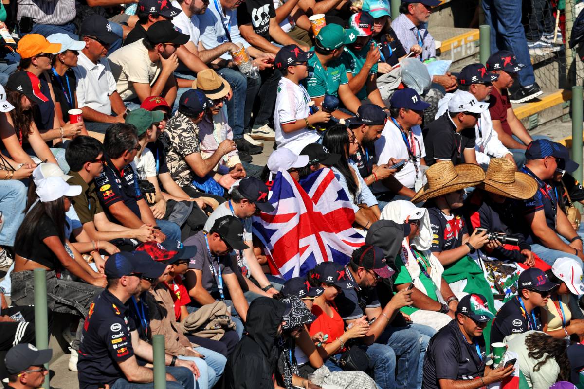 Circuit atmosphere - fans in the grandstand.
28.10.2023. Formula 1 World Championship, Rd 20, Mexican Grand Prix, Mexico City, Mexico, Qualifying Day.
- www.xpbimages.com, EMail: requests@xpbimages.com © Copyright: Moy / XPB Images