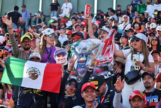Circuit atmosphere - fans in the grandstand.
28.10.2023. Formula 1 World Championship, Rd 20, Mexican Grand Prix, Mexico City, Mexico, Qualifying Day.
- www.xpbimages.com, EMail: requests@xpbimages.com © Copyright: Moy / XPB Images