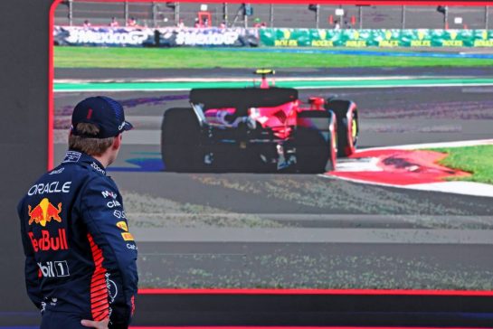 Max Verstappen (NLD) Red Bull Racing RB19 watches Carlos Sainz Jr (ESP) Ferrari SF-23 in qualifying parc ferme.
28.10.2023. Formula 1 World Championship, Rd 20, Mexican Grand Prix, Mexico City, Mexico, Qualifying Day.
- www.xpbimages.com, EMail: requests@xpbimages.com © Copyright: Moy / XPB Images