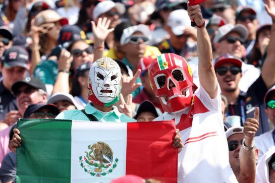 Circuit atmosphere - fans in the grandstand.
29.10.2023. Formula 1 World Championship, Rd 20, Mexican Grand Prix, Mexico City, Mexico, Race Day.
- www.xpbimages.com, EMail: requests@xpbimages.com © Copyright: Bearne / XPB Images