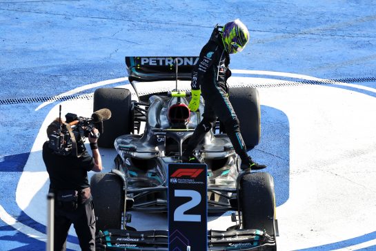 Lewis Hamilton (GBR) Mercedes AMG F1 celebrates his second position in parc ferme.
29.10.2023. Formula 1 World Championship, Rd 20, Mexican Grand Prix, Mexico City, Mexico, Race Day.
- www.xpbimages.com, EMail: requests@xpbimages.com © Copyright: Bearne / XPB Images