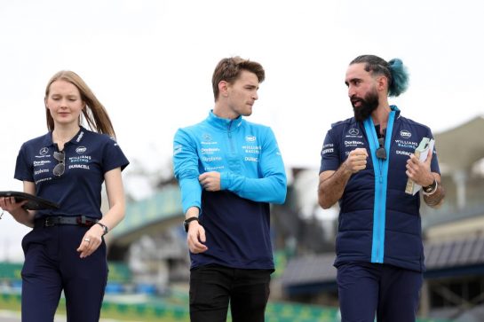 Logan Sargeant (USA) Williams Racing walks the circuit with the team.
02.11.2023. Formula 1 World Championship, Rd 21, Brazilian Grand Prix, Sao Paulo, Brazil, Preparation Day.
- www.xpbimages.com, EMail: requests@xpbimages.com © Copyright: Staley / XPB Images