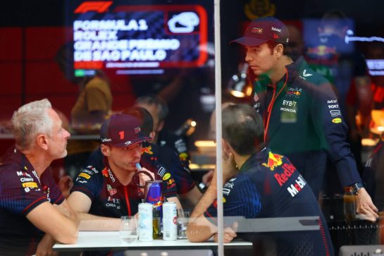 Sergio Perez (MEX) Red Bull Racing with Max Verstappen (NLD) Red Bull Racing and Jonathan Wheatley (GBR) Red Bull Racing Team Manager.
02.11.2023. Formula 1 World Championship, Rd 21, Brazilian Grand Prix, Sao Paulo, Brazil, Preparation Day.
- www.xpbimages.com, EMail: requests@xpbimages.com © Copyright: XPB Images