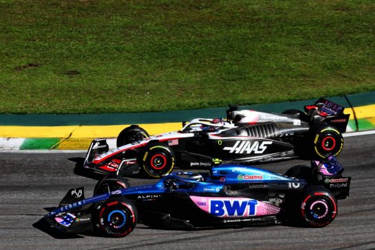 Kevin Magnussen (DEN) Haas VF-23 and Pierre Gasly (FRA) Alpine F1 Team A523 at the start of Sprint.
04.11.2023. Formula 1 World Championship, Rd 21, Brazilian Grand Prix, Sao Paulo, Brazil, Sprint Day.
- www.xpbimages.com, EMail: requests@xpbimages.com © Copyright: Batchelor / XPB Images
