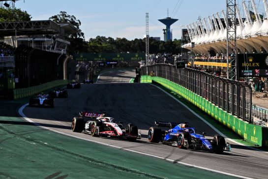 (L to R): Kevin Magnussen (DEN) Haas VF-23 and Alexander Albon (THA) Williams Racing FW45 battle for position.
04.11.2023. Formula 1 World Championship, Rd 21, Brazilian Grand Prix, Sao Paulo, Brazil, Sprint Day.
- www.xpbimages.com, EMail: requests@xpbimages.com © Copyright: Price / XPB Images