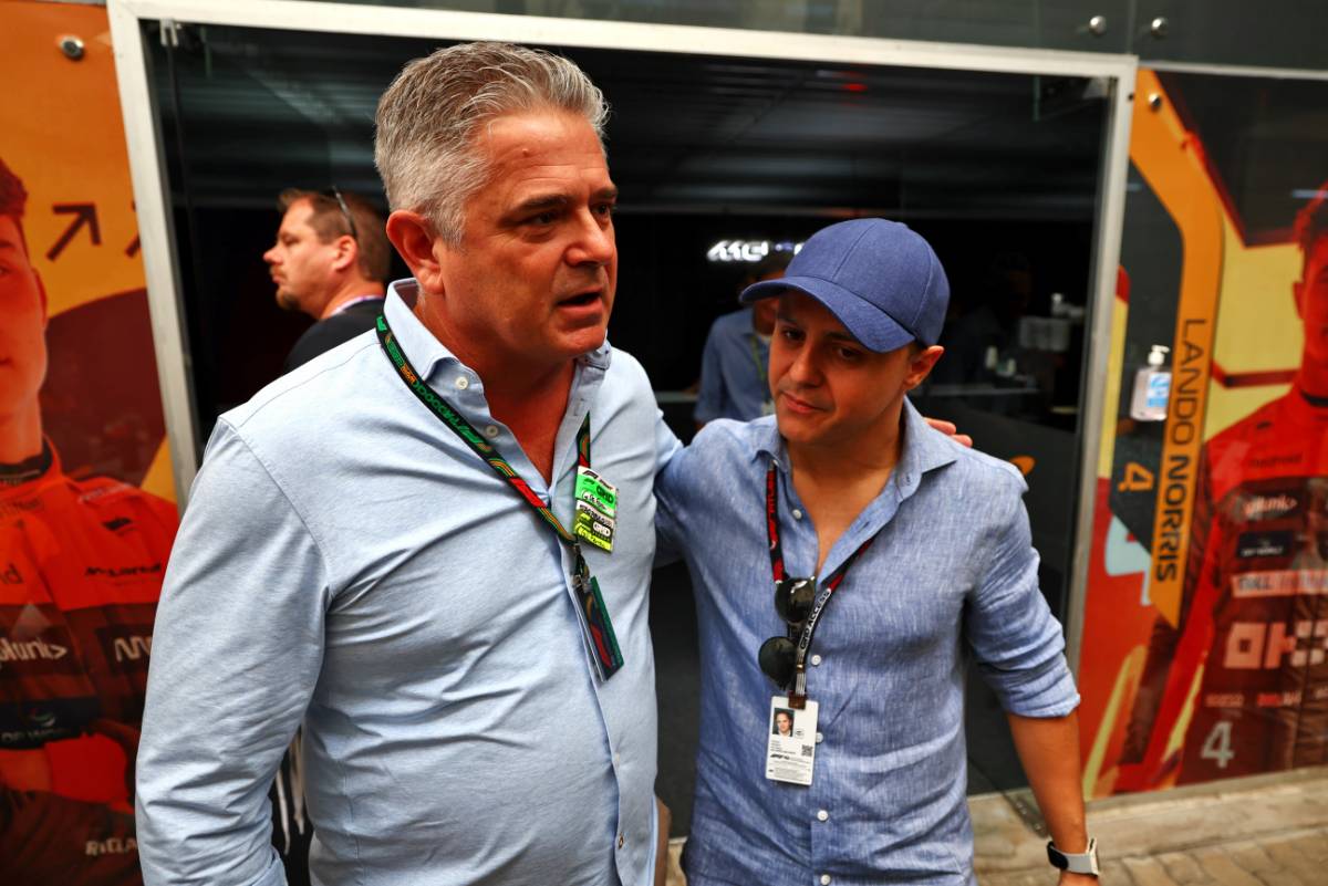 (L to R): Gil de Ferran (BRA) McLaren Consultant with Felipe Massa (BRA) FIA Drivers' Commission President. 05.11.2023. Formula 1 World Championship, Rd 21, Brazilian Grand Prix, Sao Paulo, Brazil, Race Day. - www.xpbimages.com, EMail: requests@xpbimages.com © Copyright: Coates / XPB Images