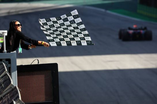 Marta (BRA) Football Player waves the chequered flag for race winner Max Verstappen (NLD) Red Bull Racing RB19 at the end of the race.
05.11.2023. Formula 1 World Championship, Rd 21, Brazilian Grand Prix, Sao Paulo, Brazil, Race Day.
- www.xpbimages.com, EMail: requests@xpbimages.com © Copyright: Batchelor / XPB Images