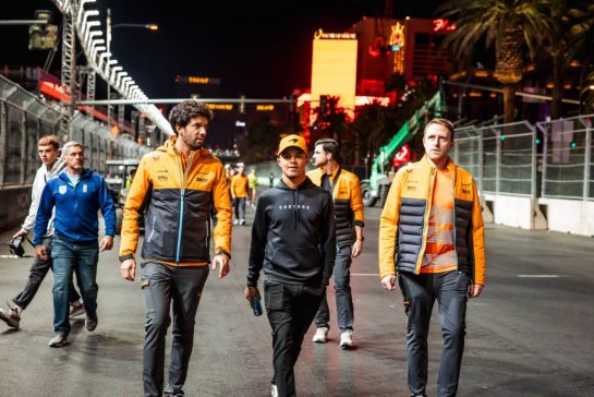 Lando Norris (GBR) McLaren walks the circuit with the team.
14.11.2023. Formula 1 World Championship, Rd 22, Las Vegas Grand Prix, Las Vegas, Nevada, USA, Preparation Day.
- www.xpbimages.com, EMail: requests@xpbimages.com © Copyright: Bearne / XPB Images