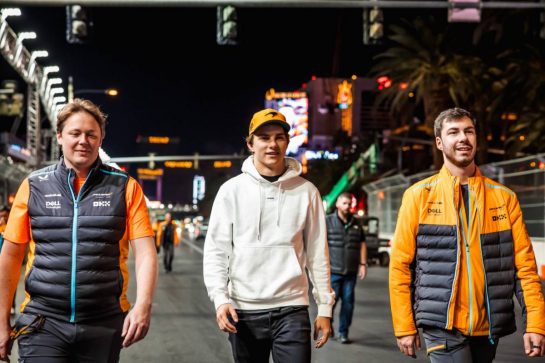 Oscar Piastri (AUS) McLaren walks the circuit with the team.
14.11.2023. Formula 1 World Championship, Rd 22, Las Vegas Grand Prix, Las Vegas, Nevada, USA, Preparation Day.
- www.xpbimages.com, EMail: requests@xpbimages.com © Copyright: Bearne / XPB Images