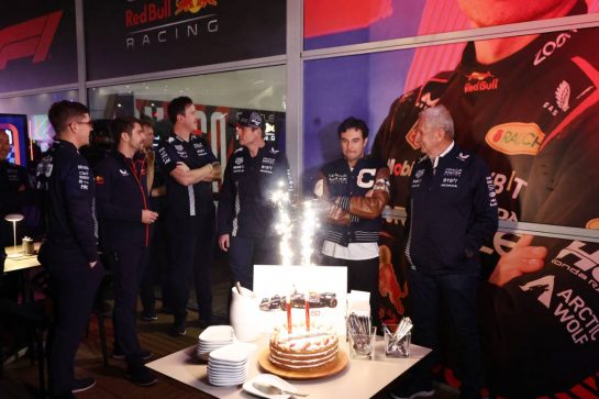 (L to R): Max Verstappen (NLD) Red Bull Racing with Sergio Perez (MEX) Red Bull Racing and Dr Helmut Marko (AUT) Red Bull Motorsport Consultant.
16.11.2023. Formula 1 World Championship, Rd 22, Las Vegas Grand Prix, Las Vegas, Nevada, USA, Practice Day.
- www.xpbimages.com, EMail: requests@xpbimages.com © Copyright: Moy / XPB Images
