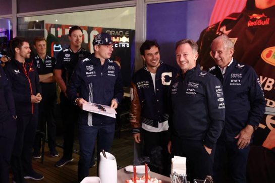 Christian Horner (GBR) Red Bull Racing Team Principal celebrates his 50th birthday with Max Verstappen (NLD) Red Bull Racing, Sergio Perez (MEX) Red Bull Racing, Dr Helmut Marko (AUT) Red Bull Motorsport Consultant, and the team.
16.11.2023. Formula 1 World Championship, Rd 22, Las Vegas Grand Prix, Las Vegas, Nevada, USA, Practice Day.
- www.xpbimages.com, EMail: requests@xpbimages.com © Copyright: Moy / XPB Images
