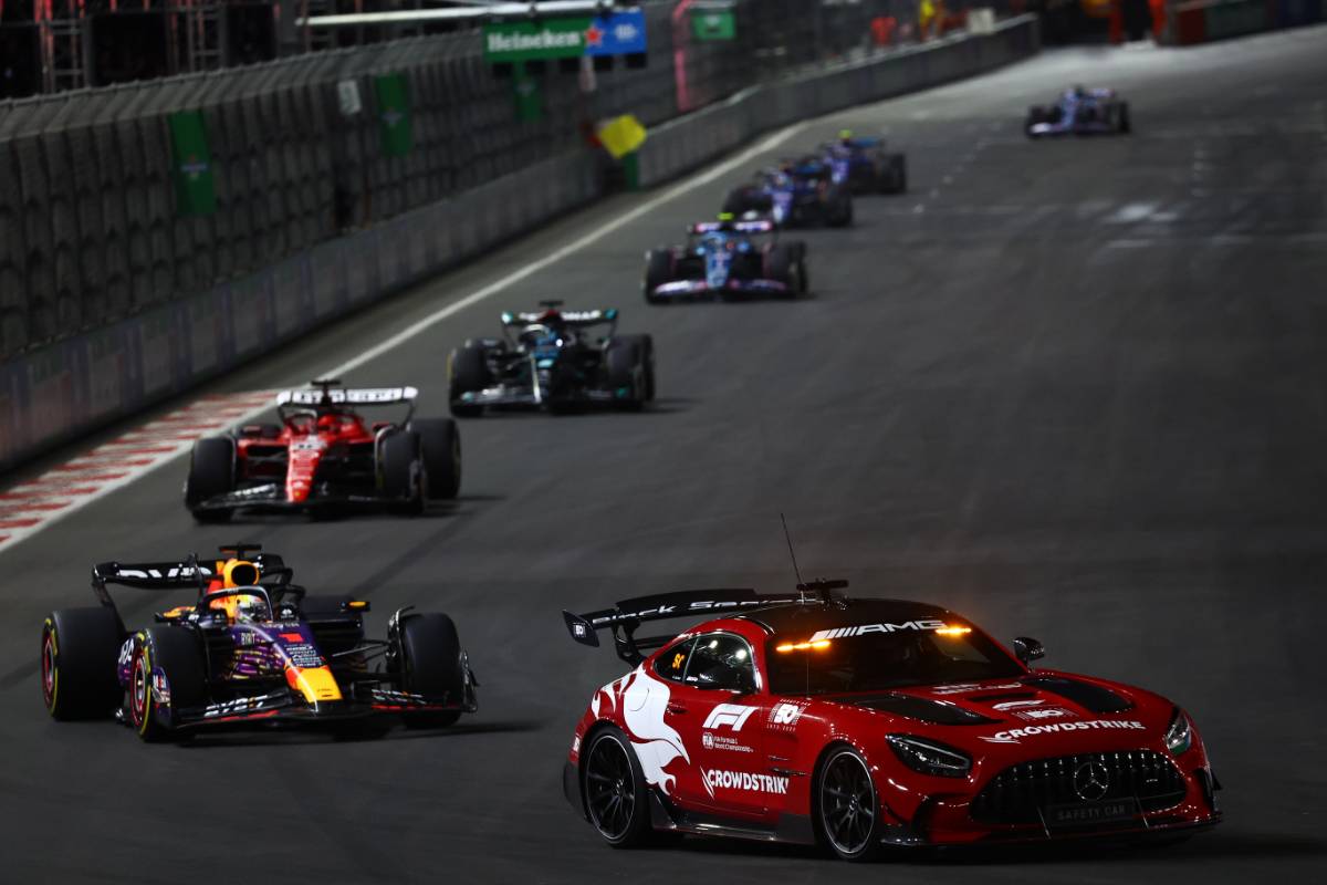 Max Verstappen (NLD) Red Bull Racing RB19 leads behind the Mercedes AMG FIA Safety Car.
18.11.2023. Formula 1 World Championship, Rd 22, Las Vegas Grand Prix, Las Vegas, Nevada, USA, Race Day.
- www.xpbimages.com, EMail: requests@xpbimages.com © Copyright: Batchelor / XPB Images