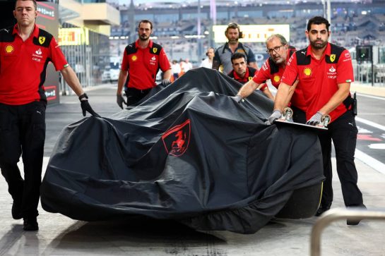 Ferrari mechanics with the damaged Ferrari SF-23 of Carlos Sainz Jr (ESP) Ferrari in the pits in the second practice session.
24.11.2023. Formula 1 World Championship, Rd 23, Abu Dhabi Grand Prix, Yas Marina Circuit, Abu Dhabi, Practice Day.
- www.xpbimages.com, EMail: requests@xpbimages.com © Copyright: Batchelor / XPB Images
