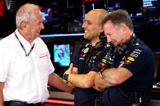 (L to R): Dr Helmut Marko (AUT) Red Bull Motorsport Consultant with Gianpiero Lambiase (ITA) Red Bull Racing Engineer and Christian Horner (GBR) Red Bull Racing Team Principal.
25.11.2023. Formula 1 World Championship, Rd 23, Abu Dhabi Grand Prix, Yas Marina Circuit, Abu Dhabi, Qualifying Day.
- www.xpbimages.com, EMail: requests@xpbimages.com © Copyright: Batchelor / XPB Images