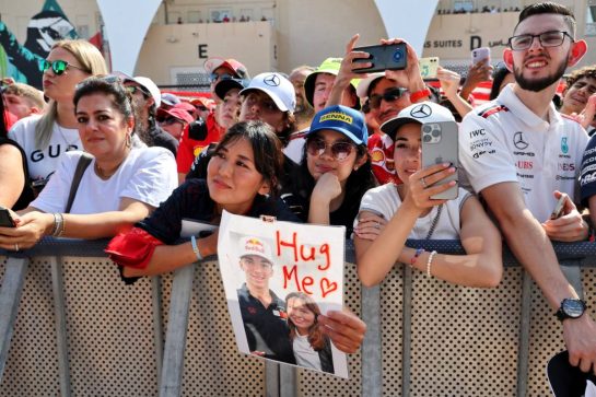 Circuit atmosphere - fans at the FanZone Stage.
25.11.2023. Formula 1 World Championship, Rd 23, Abu Dhabi Grand Prix, Yas Marina Circuit, Abu Dhabi, Qualifying Day.
- www.xpbimages.com, EMail: requests@xpbimages.com © Copyright: XPB Images