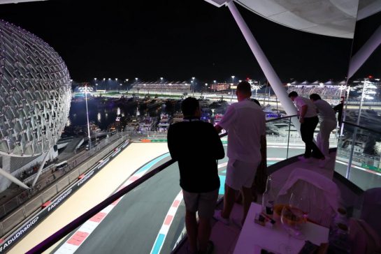 Circuit atmosphere - fans.
25.11.2023. Formula 1 World Championship, Rd 23, Abu Dhabi Grand Prix, Yas Marina Circuit, Abu Dhabi, Qualifying Day.
- www.xpbimages.com, EMail: requests@xpbimages.com © Copyright: Moy / XPB Images