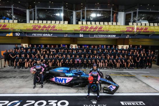 (L to R): Pierre Gasly (FRA) Alpine F1 Team and Esteban Ocon (FRA) Alpine F1 Team at a team photograph.
25.11.2023. Formula 1 World Championship, Rd 23, Abu Dhabi Grand Prix, Yas Marina Circuit, Abu Dhabi, Qualifying Day.
- www.xpbimages.com, EMail: requests@xpbimages.com © Copyright: Charniaux / XPB Images