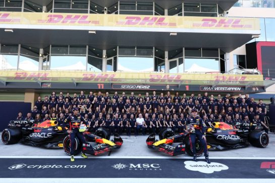 (L to R): Sergio Perez (MEX) Red Bull Racing and Max Verstappen (NLD) Red Bull Racing at a team photograph.
26.11.2023. Formula 1 World Championship, Rd 23, Abu Dhabi Grand Prix, Yas Marina Circuit, Abu Dhabi, Race Day.
- www.xpbimages.com, EMail: requests@xpbimages.com © Copyright: Moy / XPB Images