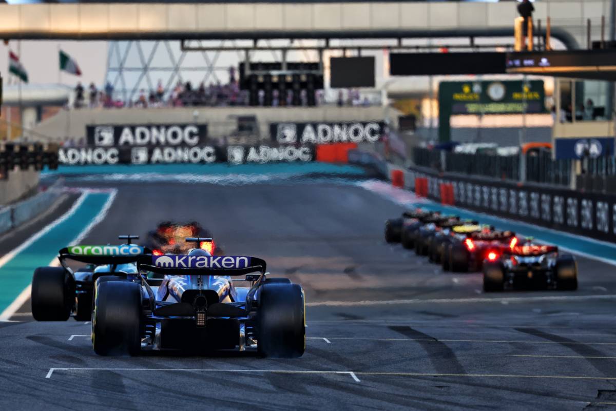 Alexander Albon (THA) Williams Racing FW45. 26.11.2023. Formula 1 World Championship, Rd 23, Abu Dhabi Grand Prix, Yas Marina Circuit, Abu Dhabi, Race Day. - www.xpbimages.com, EMail: requests@xpbimages.com © Copyright: Charniaux / XPB Images