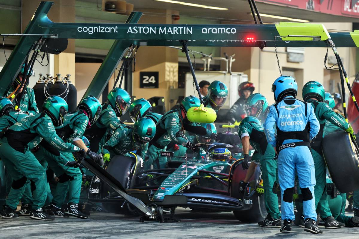 Fernando Alonso (ESP) Aston Martin F1 Team AMR23 makes a pit stop.
26.11.2023. Formula 1 World Championship, Rd 23, Abu Dhabi Grand Prix, Yas Marina Circuit, Abu Dhabi, Race Day.
- www.xpbimages.com, EMail: requests@xpbimages.com © Copyright: Batchelor / XPB Images