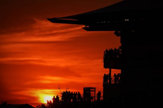 Circuit atmosphere - sunset.
26.11.2023. Formula 1 World Championship, Rd 23, Abu Dhabi Grand Prix, Yas Marina Circuit, Abu Dhabi, Race Day.
- www.xpbimages.com, EMail: requests@xpbimages.com © Copyright: Moy / XPB Images