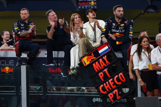 (L to R): Christian Horner (GBR) Red Bull Racing Team Principal celebrates at the podium with wife Geri Horner (GBR) Singer and Orlando Bloom (GBR) Actor.
26.11.2023. Formula 1 World Championship, Rd 23, Abu Dhabi Grand Prix, Yas Marina Circuit, Abu Dhabi, Race Day.
 - www.xpbimages.com, EMail: requests@xpbimages.com © Copyright: Coates / XPB Images