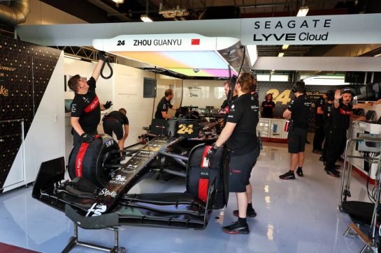 Zhou Guanyu (CHN) Alfa Romeo F1 Team C43.
28.11.2023. Formula 1 Testing, Yas Marina Circuit, Abu Dhabi, Tuesday.
- www.xpbimages.com, EMail: requests@xpbimages.com © Copyright: Moy / XPB Images