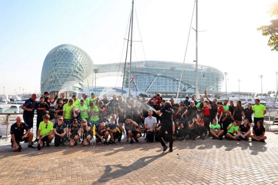 Teams and Pirelli motorhome hospitality group photograph.
28.11.2023. Formula 1 Testing, Yas Marina Circuit, Abu Dhabi, Tuesday.
- www.xpbimages.com, EMail: requests@xpbimages.com © Copyright: Batchelor / XPB Images