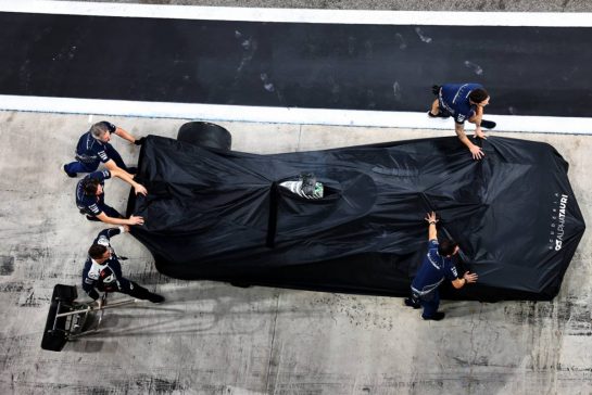 AlphaTauri AT04 returned to the pits after stopping on track.
28.11.2023. Formula 1 Testing, Yas Marina Circuit, Abu Dhabi, Tuesday.
- www.xpbimages.com, EMail: requests@xpbimages.com © Copyright: Batchelor / XPB Images