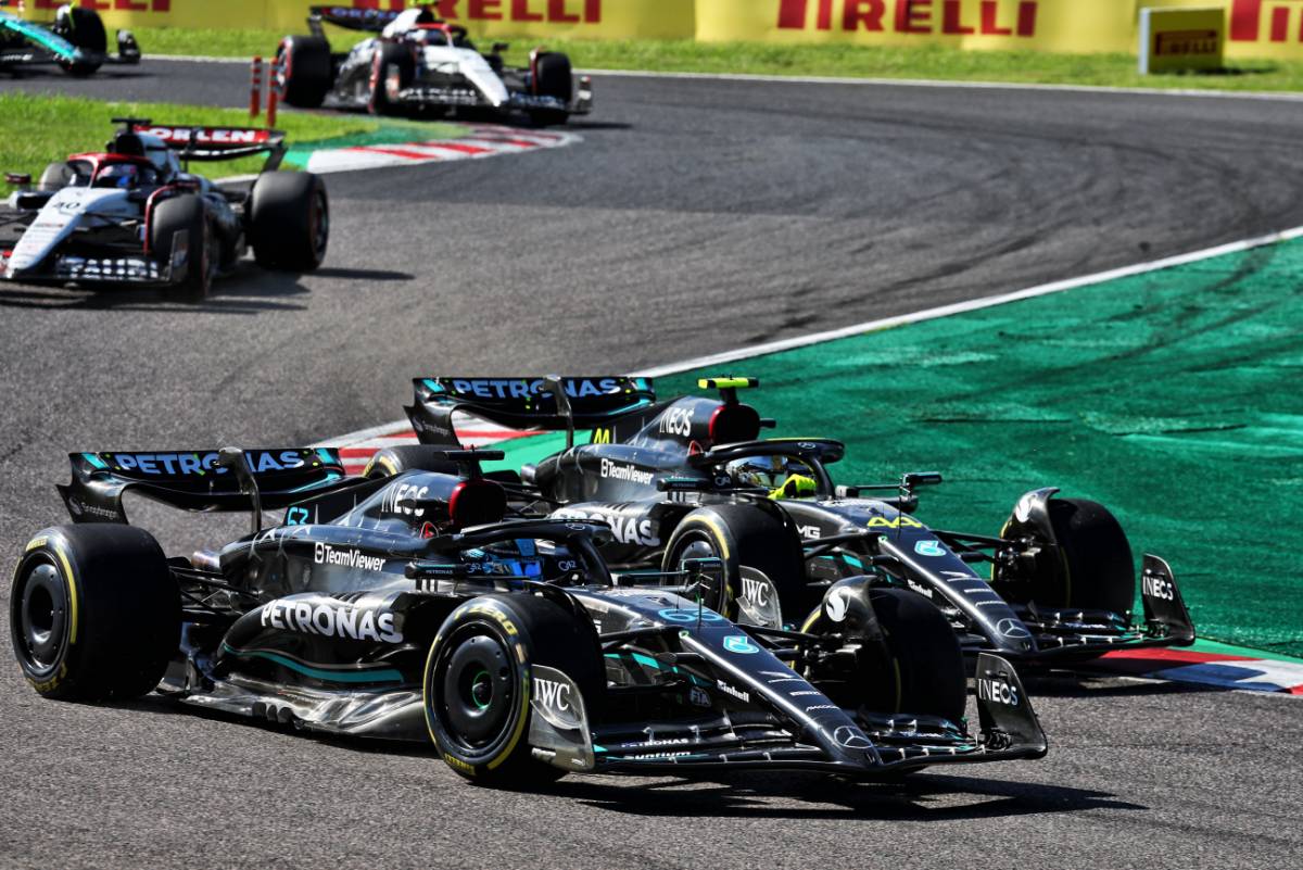 (L to R): George Russell (GBR) Mercedes AMG F1 W14 and team mate Lewis Hamilton (GBR) Mercedes AMG F1 W14 battle for position. 24.09.2023. Formula 1 World Championship, Rd 17, Japanese Grand Prix, Suzuka, Japan, Race Day. - www.xpbimages.com, EMail: requests@xpbimages.com © Copyright: Moy / XPB Images