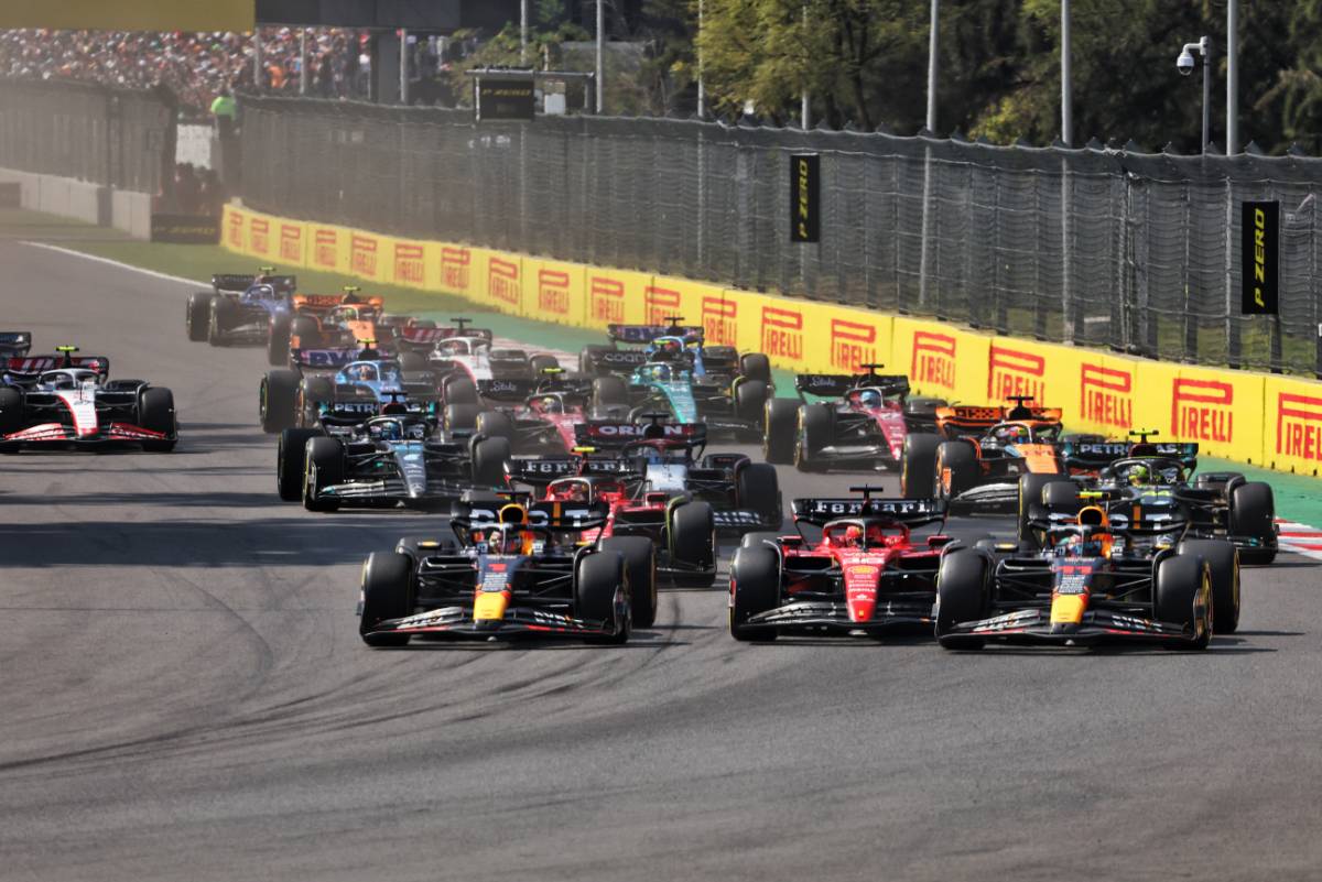 (L to R): Max Verstappen (NLD) Red Bull Racing RB19; Charles Leclerc (MON) Ferrari SF-23; and Sergio Perez (MEX) Red Bull Racing RB19 - crash at the start of the race. 29.10.2023. Formula 1 World Championship, Rd 20, Mexican Grand Prix, Mexico City, Mexico, Race Day. - www.xpbimages.com, EMail: requests@xpbimages.com © Copyright: Bearne / XPB Images