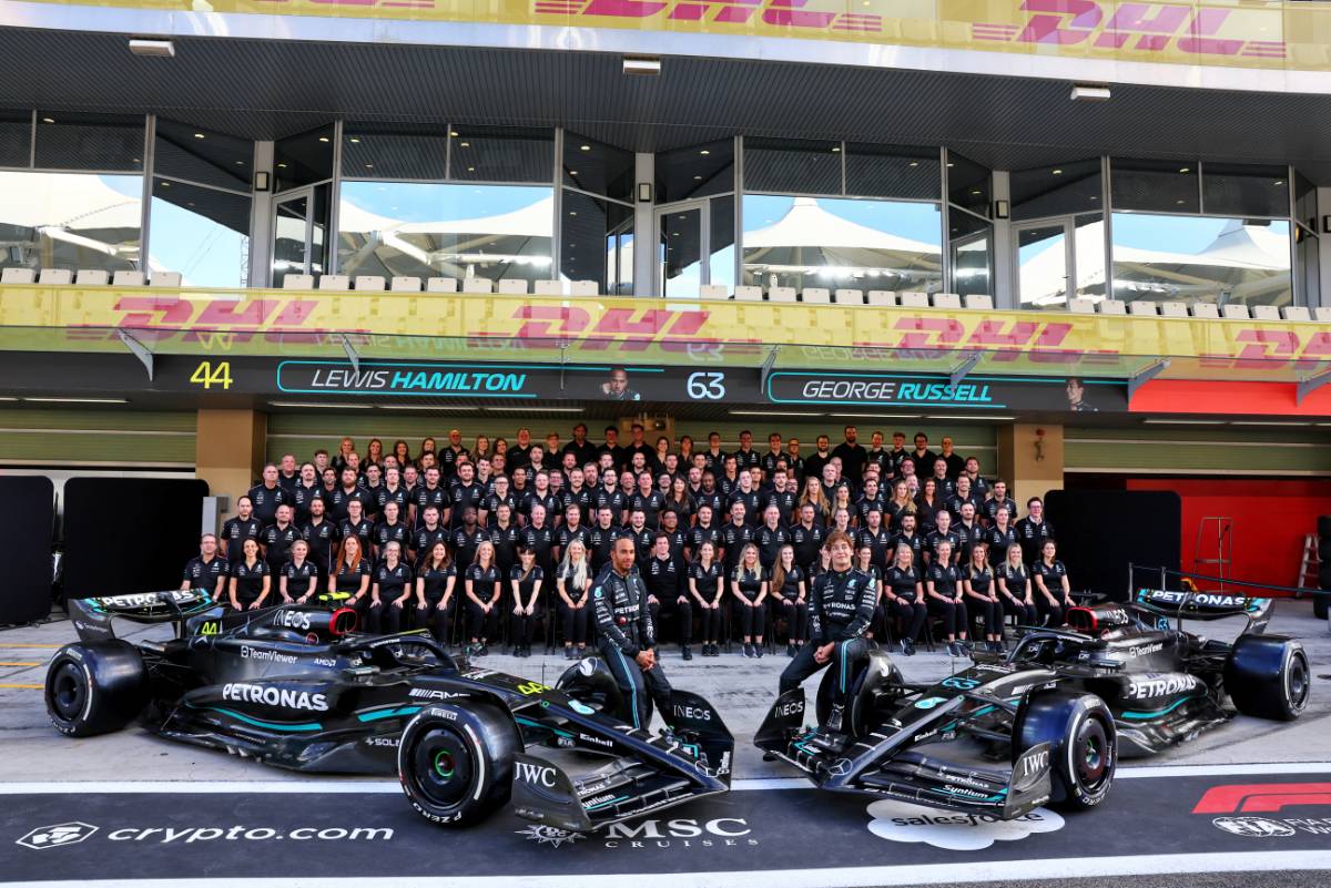 (L to R): Lewis Hamilton (GBR) Mercedes AMG F1 and George Russell (GBR) Mercedes AMG F1 at a team photograph. 23.11.2023. Formula 1 World Championship, Rd 23, Abu Dhabi Grand Prix, Yas Marina Circuit, Abu Dhabi, Preparation Day. - www.xpbimages.com, EMail: requests@xpbimages.com © Copyright: Batchelor / XPB Images