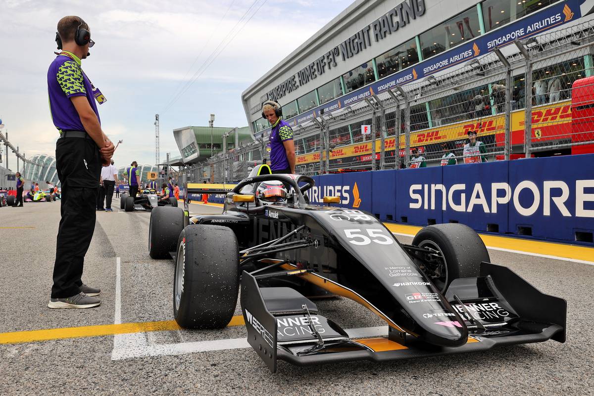 Jamie Chadwick (GBR) Jenner Racing on the grid. 02.10.2022. W Series, Rd 6, Marina Bay Street Circuit, Singapore, Race Day. - www.xpbimages.com, EMail: requests@xpbimages.com © Copyright: XPB Images
