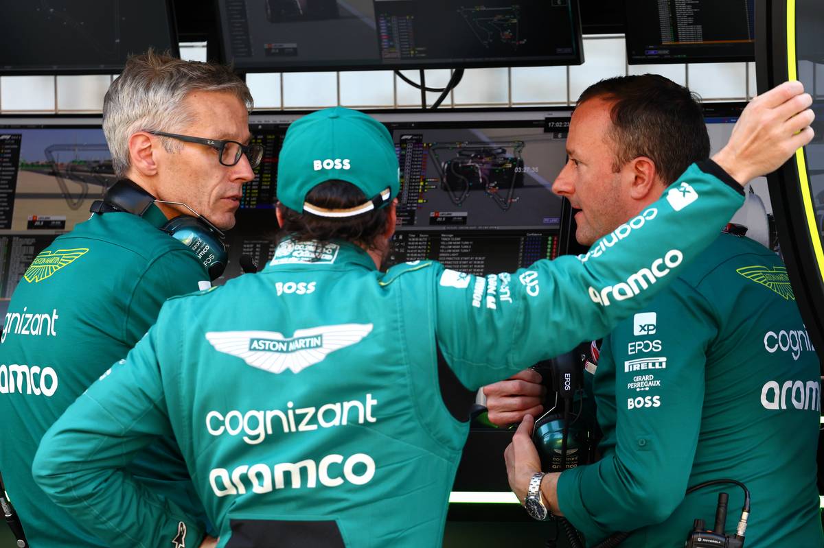 (L to R): Mike Krack (LUX) Aston Martin F1 Team, Team Principal with Fernando Alonso (ESP) Aston Martin F1 Team and Eric Blandin (FRA) Aston Martin F1 Team Deputy Technical Director. Formula One Testing, Day One, Thursday 23rd February 2023. Sakhir, Bahrain. 23.02.2023. Formula 1 Testing, Sakhir, Bahrain, Day One. - www.xpbimages.com, EMail: requests@xpbimages.com © Copyright: Batchelor / XPB Images